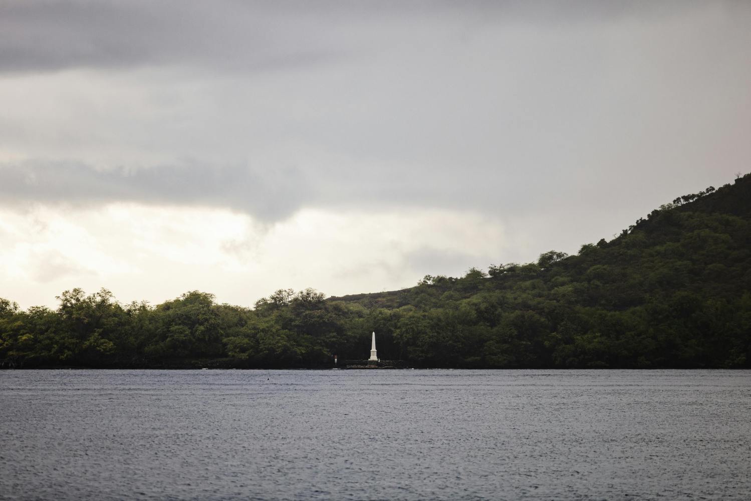 a large body of water at kealakekua bay